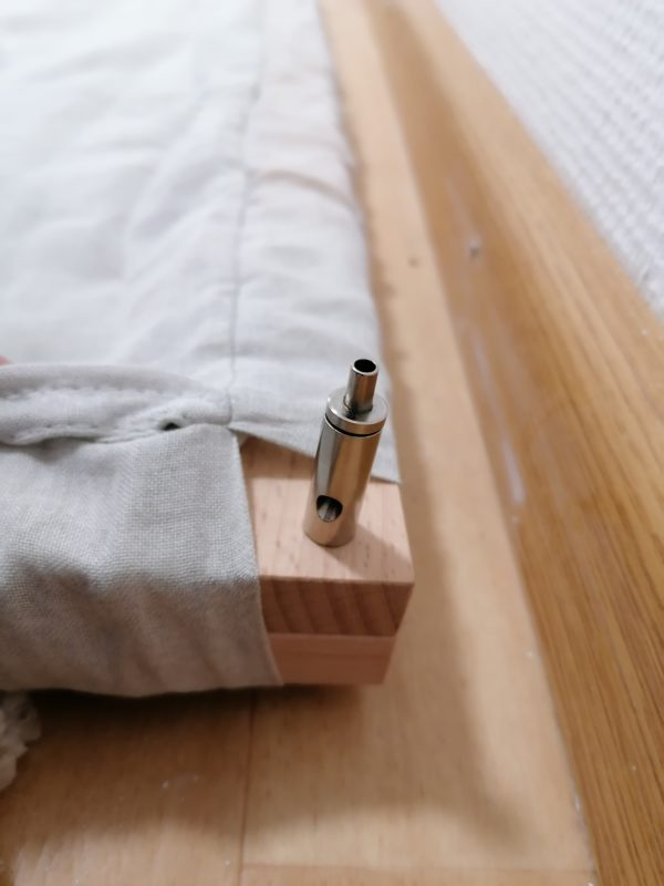 Holzrahmen mit Strahlenschutzstoff überspannt und mit Deckenbefestigung