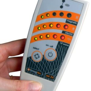 Hand hält den Elektrosmogdetektoer ESI 24