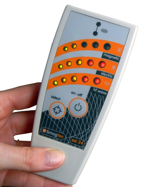 Hand hält den Elektrosmogdetektoer ESI 24